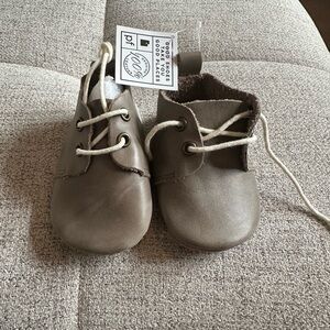 New with tags Piper Finn low top Oxfords - size: 2, color: stone